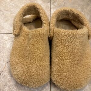 Crocs Kids Classic Cozy Slippers Youth J5 Wheat Yellow EUC